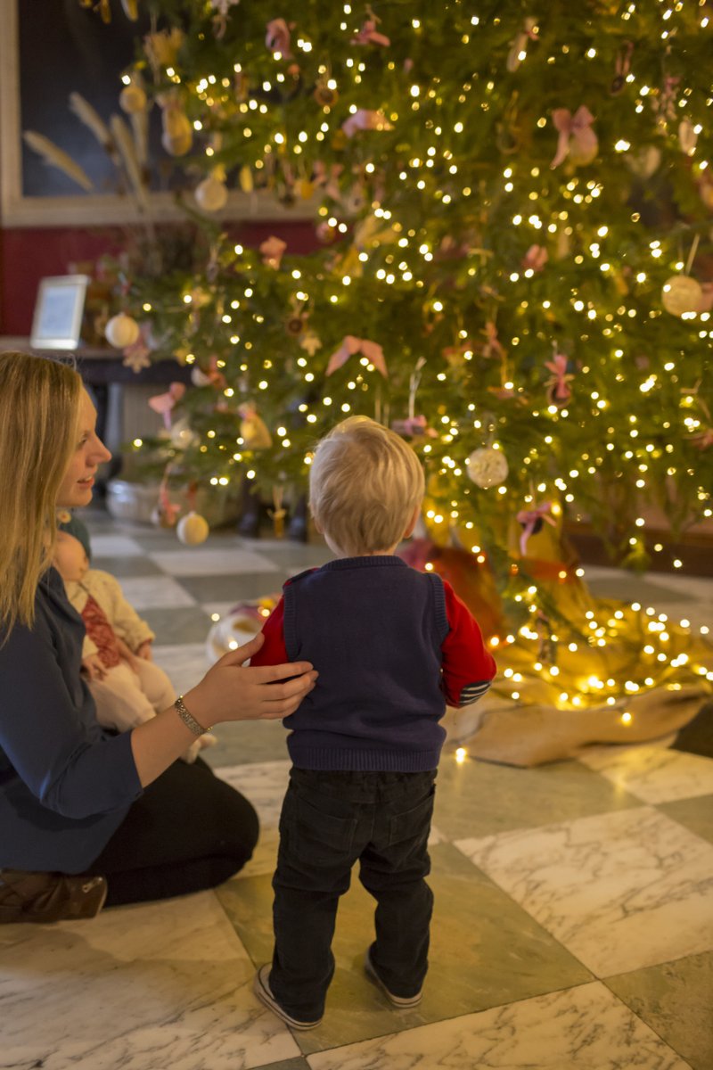 VisitWiltshire's tweet photo. The National Trust has Christmas covered. 

Visit Stourhead for a spectacular light display, or Lacock for twinkling trees and willow reindeer. Mompesson House has a magical fairytale theme and Avebury will be hosting craft markets and Father Christmas himself.

Free entry for NT members, visit their website to plan your day out: 
https://t.co/n5O5XoCfaC

@NTSouthWest

📸Chris Lacey