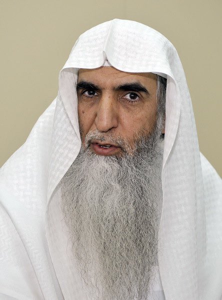يقول الدكتور الكبير خالد الجبير: 

جاءت إليّ امرأة تجر خطاها تحمل على ذراعيها طفلاً قد أنهكه المرض
أم قارب عمرها الأربعين قد ضمت الصغير إلى صدرها كأنه قطعة من جسدها كانت حالته حرجة تسمع تردد النفس في صدره من على بعد.
سألتها:كم عمره؟قالت:سنتان ونصف السنة.
عملنا له الفحوصات اللازمة