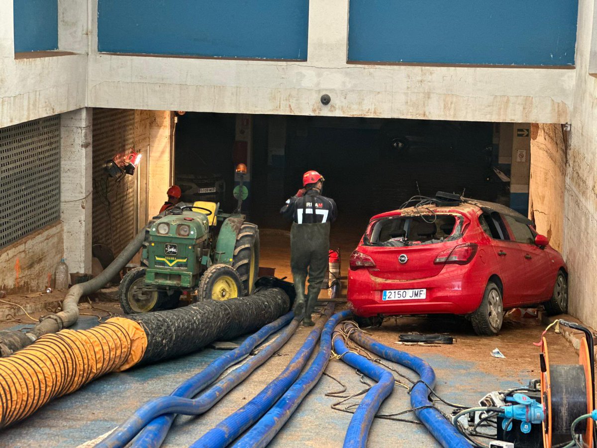 112cmadrid's tweet photo. El #ERICAM sigue trabajando en la limpieza de vías y haciendo achiques de agua en sótanos y garajes en #Benetússer y #Sedaví. 

En estas imágenes podéis ver una pequeña muestra de las tareas que desempeñan. 

#BomberosCM
#SUMMA112
#ASEM112 https://t.co/QwZAW8rm0e