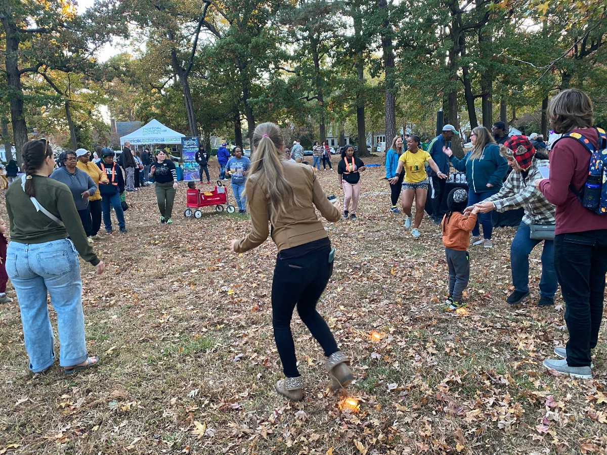 norfolkERT's tweet photo. 👀ICYMI
The 3rd Annual Glow Party was a blast! We'll be back next year thanks to donors, sponsors, and volunteers! Saturday was also the ribbon-cutting for the trailhead shelter at Jeff Robertson Park! 

#yourert #somethingforeveryone #ertnorfolk #glowparty #supportert https://t.co/Ir44m8EIME