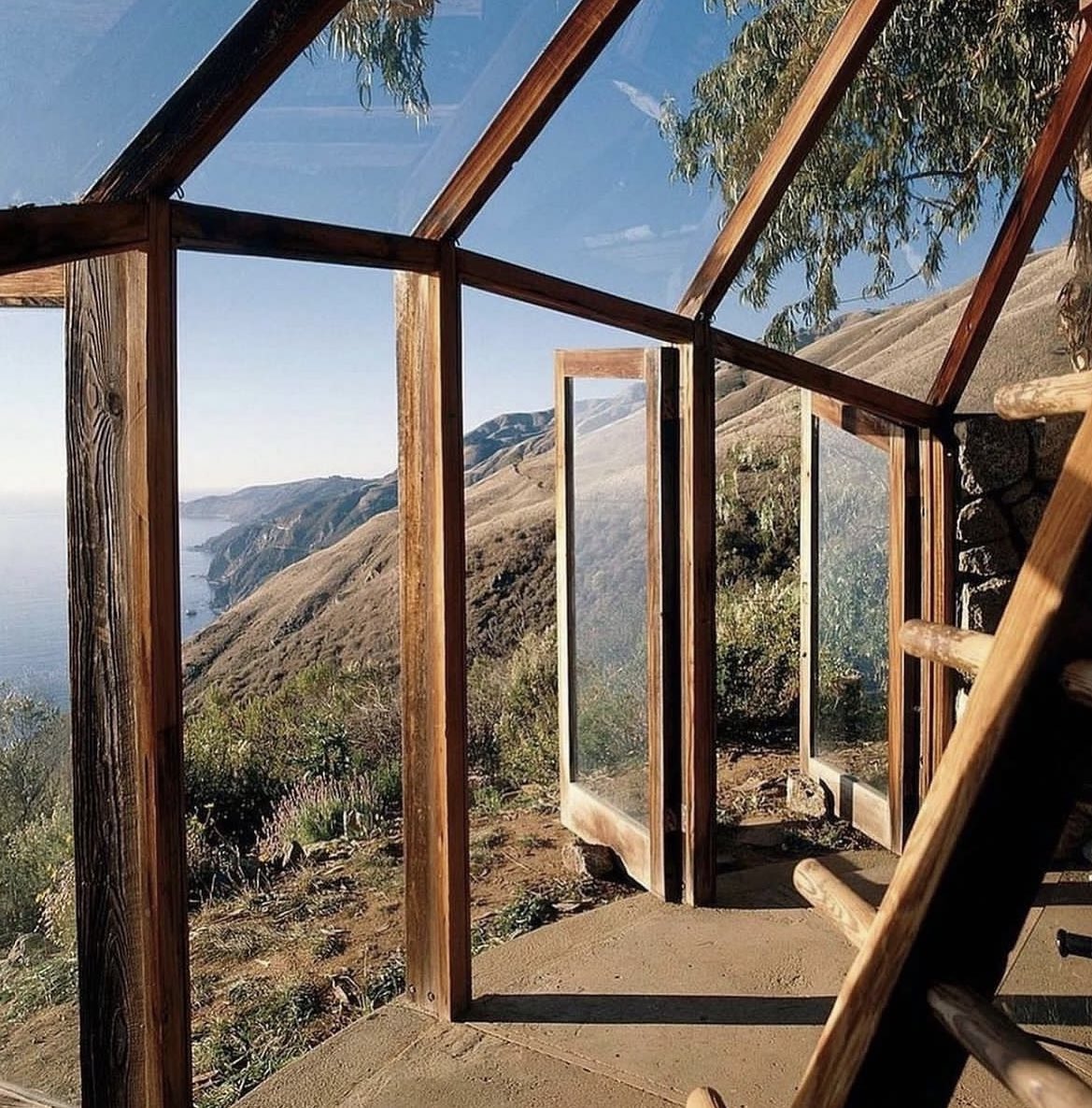 luusssso's tweet image. Architect Mickey Muennig’s personal home in Big Sur built in the 1970’s complete with floating bed