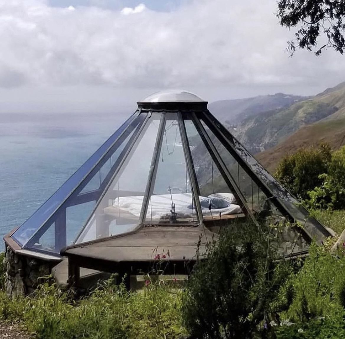 luusssso's tweet image. Architect Mickey Muennig’s personal home in Big Sur built in the 1970’s complete with floating bed