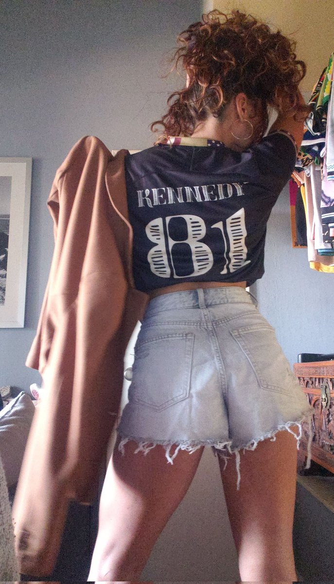 RoscoeGerm's tweet photo. this puerto rican has a #Vote & SHE GON USE IT #WereNotGoingBack #VoteBlue 👉👕⚽️💀🎩 @olive_york @DeadPresUSA Custom Dead Presidents SG House Kit #MondayMotivaton #kitgame https://t.co/IKUfVGO0Yr