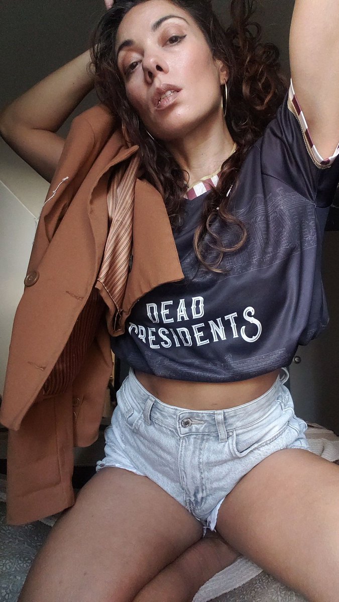 RoscoeGerm's tweet photo. this puerto rican has a #Vote & SHE GON USE IT #WereNotGoingBack #VoteBlue 👉👕⚽️💀🎩 @olive_york @DeadPresUSA Custom Dead Presidents SG House Kit #MondayMotivaton #kitgame https://t.co/IKUfVGO0Yr