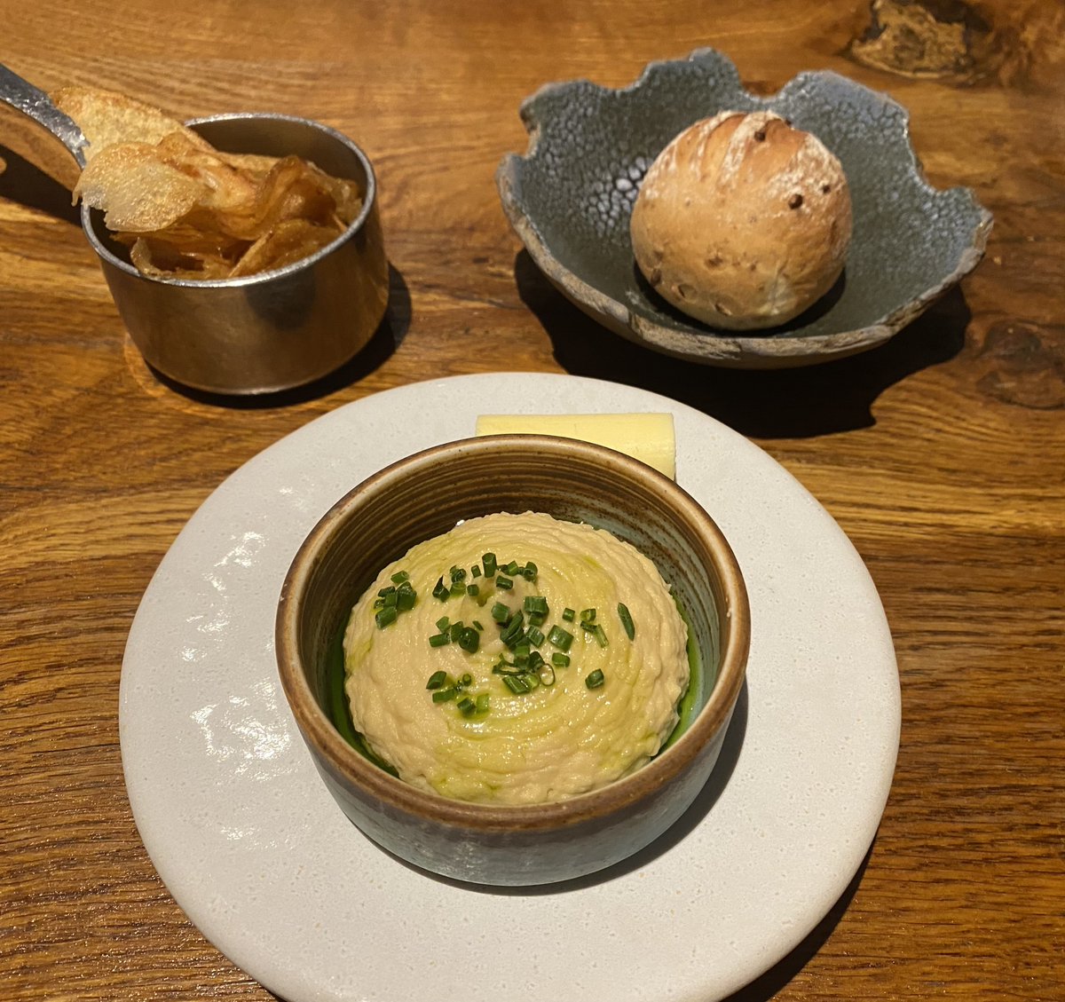 MichelinGuideUK's tweet photo. Salty crisps, warm bread and delicious hummus – that’s the way to start a lunch @wildebeestarms
#Norfolk 

https://t.co/dqc2M62EHb https://t.co/qPCkcqrPuK