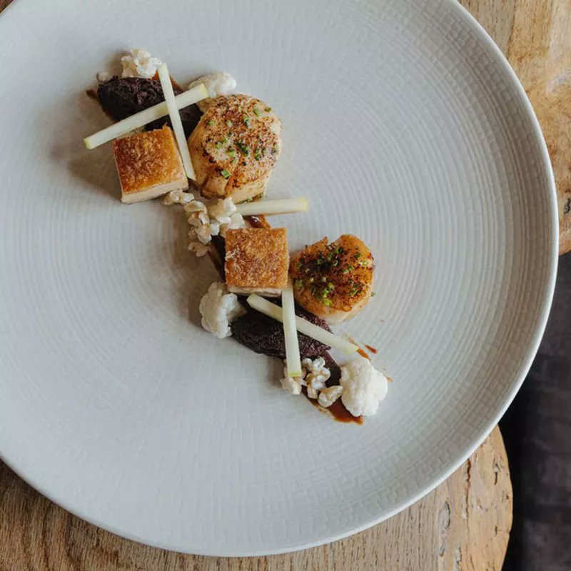 MichelinGuideUK's tweet photo. Salty crisps, warm bread and delicious hummus – that’s the way to start a lunch @wildebeestarms
#Norfolk 

https://t.co/dqc2M62EHb https://t.co/qPCkcqrPuK
