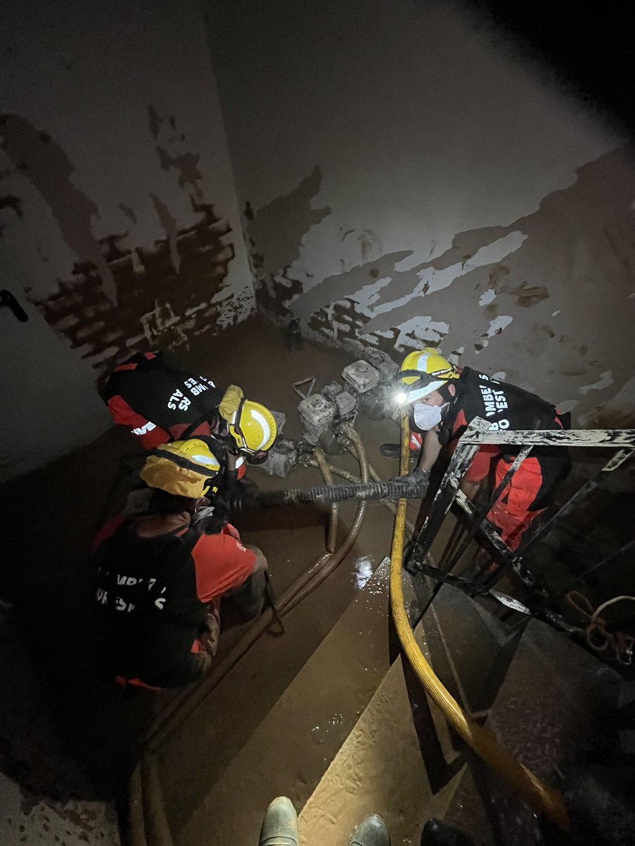 BombersForestalsGVA (@bforestalspv) on Twitter photo Unidades de bomberos forestales <a href="/GVAbforestals/">Servei Bomber(e)s Forestals GVA</a> de Alzira, Navarres y Ontinyent trabajando en Algemesí.
#LosDeAmarillo Unidades de bomberos forestales <a href="/GVAbforestals/">Servei Bomber(e)s Forestals GVA</a> de Alzira, Navarres y Ontinyent trabajando en Algemesí.
#LosDeAmarillo