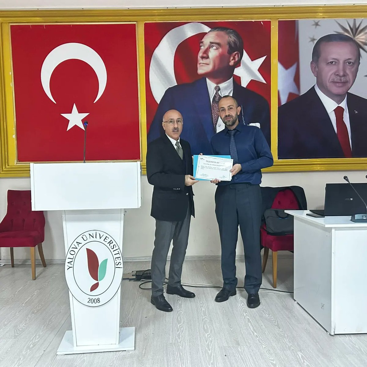 Bakın takım elbise giydim.
Allahın rızası için kamuda 35 yaş şartını kaldırın veya esnetin.