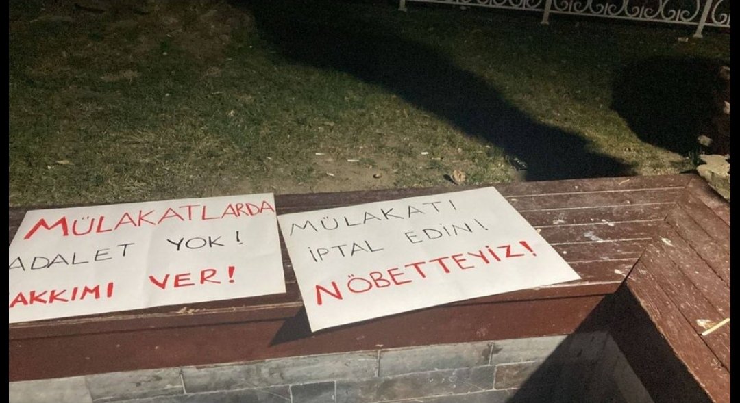 📍2023 Kpss öğretmen atamaları mülakatlarında yaşanan komisyon farklılıkları sebebiyle öğretmenlerimiz İl Milli Eğitim Müdürlüklerinde nöbete başladı.