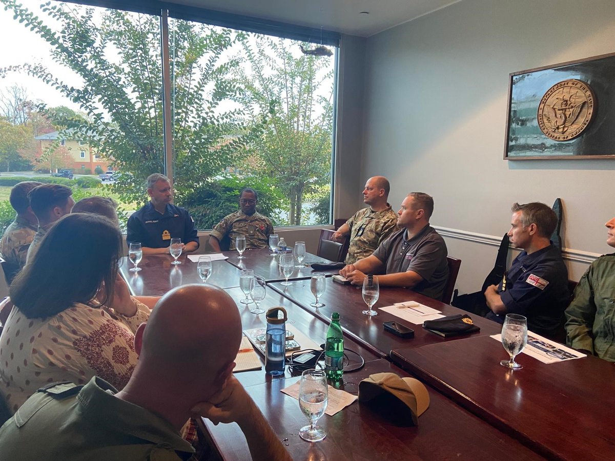 UK_DA_USA's tweet photo. Fantastic to see our UK personnel based at Naval Air Station Patuxent River. Our collaborative work with US colleagues enhances our collective warfighting capabilities - such as F-35 developmental work, underwater experimental development and training future 🇬🇧-🇺🇸 test pilots. https://t.co/MgFxMiKMn0