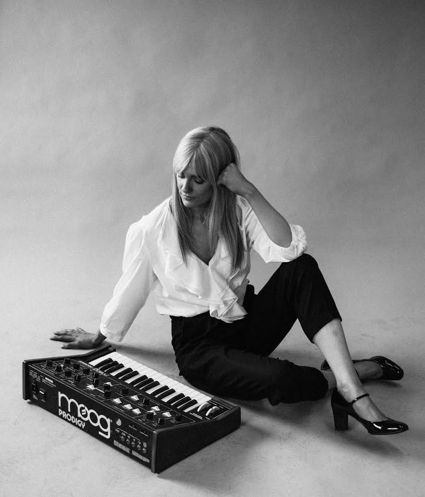 Ges i sgwrs fach yn gynharach heddi ar <a href="/BBCRadioCymru/">Radio Cymru</a> am rôl a dylanwad y synth mewn cerddoriaeth boblogaidd. Gwrandewch nôl ar <a href="/BBCSounds/">BBC Sounds</a> 🎹🖤

bbc.co.uk/sounds/play/p0…