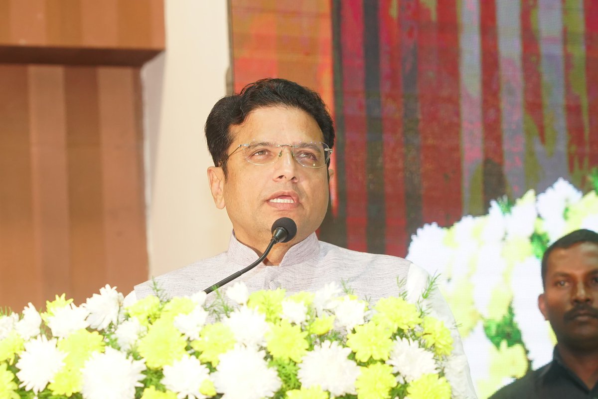 TGMeeSeva's tweet photo. Celebrating 14 impactful years of #Meeseva’s journey! 🙌🏻

Over 1,800 franchise owners gathered at RTC Kalabhavan, Hyderabad, joined by esteemed guests 
Sri. @OffDSB garu, Honourable Minister for ITE &C, Industries & Commerce and Legislative Affairs, Govt of Telangana, 
Sri. Manne Sathish, Chairman,TGTS, 
Sri. @Ravikiranifs garu, Commissioner ESD 

The event also acknowledged the dedication of five late VLEs, with financial assistance of ₹5 lakh provided to each family. The minister further assured about the welfare of Meeseva VLEs and enhance of commission. 

#14YearsOfMeeSeva #GovernmentOfTelangana @TsMeeseva_Asso
