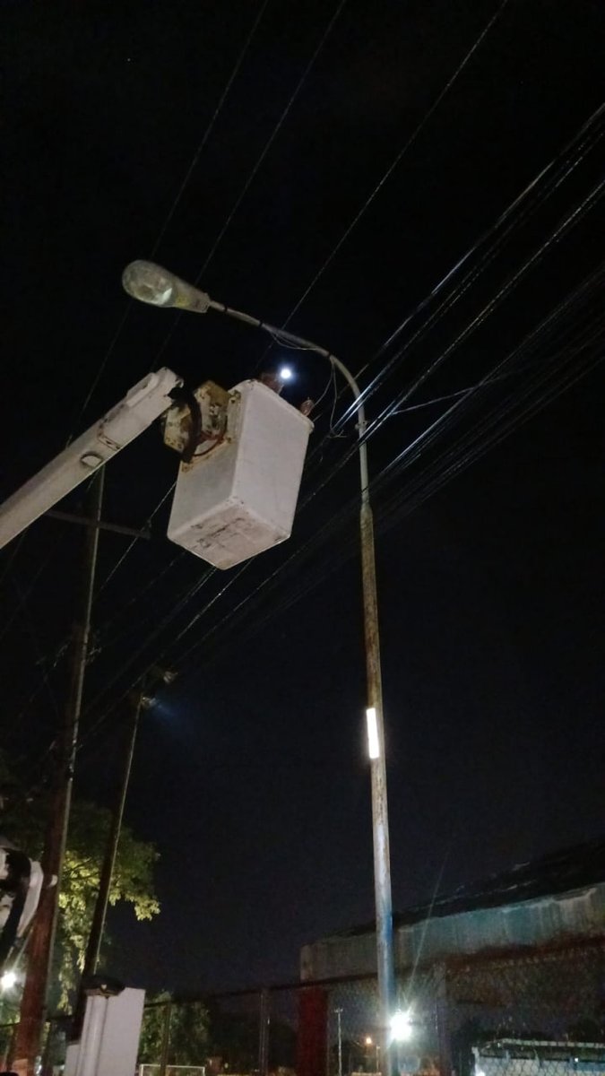 ¡Trabajamos 24/7 en todo el municipio! 👷🏻‍

Estamos recorriendo las colonias y comisarías, atendiendo los reportes ciudadanos de mantenimiento de luminarias para que todo #Mérida brille. 💡 #MéridaContigoEsMejor

<a href="/CeciliaPatronL/">Cecilia Patrón Laviada</a> <a href="/AyuntaMerida/">Ayuntamiento Mérida</a>