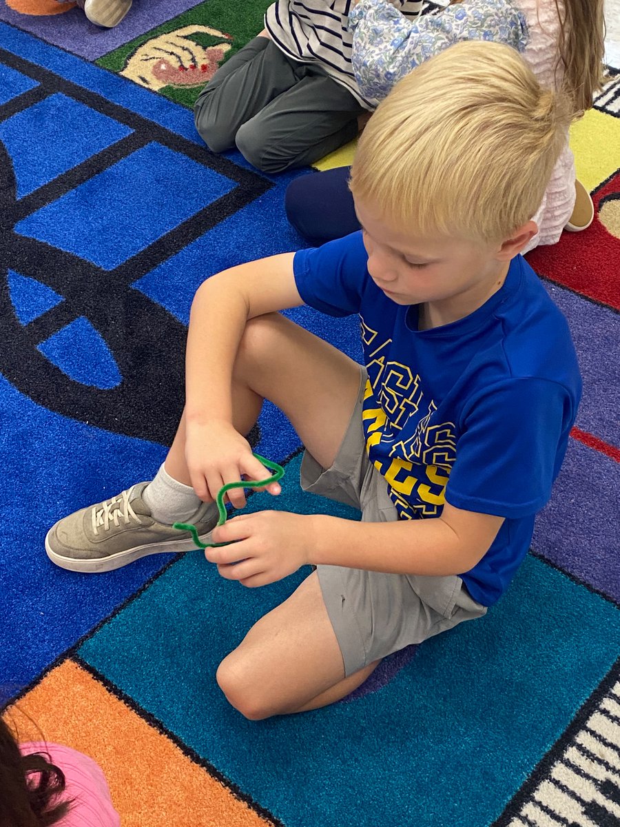 Kindergarteners made melodic contours with pipe cleaners today! #fcsmusic <a href="/koperniak/">Matt Koperniak</a> @kpcooke <a href="/FCS_HFE_AP/">Lori Dunagan,HeardsFerryElemAP</a> <a href="/alexbatesedu/">Alexandra Bates</a>