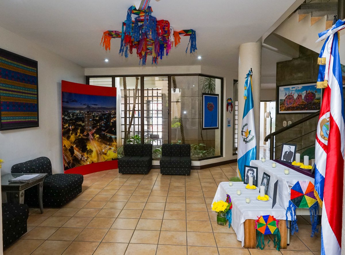 EmbajadaCR's tweet photo. 🇬🇹 En el marco de las tradiciones de noviembre, realizamos nuestra actividad "Embajada a puertas abiertas", donde compartimos la gastronomía típica de la época con la comunidad guatemalteca ¡Celebramos juntos nuestras raíces y cultura! 
#DiplomaciaCulturalGT #GuatemalaEnCostaRica https://t.co/nOmReAmZ8i