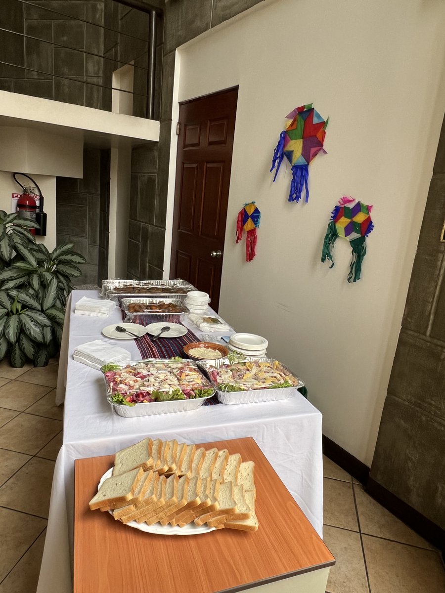 EmbajadaCR's tweet photo. 🇬🇹 En el marco de las tradiciones de noviembre, realizamos nuestra actividad "Embajada a puertas abiertas", donde compartimos la gastronomía típica de la época con la comunidad guatemalteca ¡Celebramos juntos nuestras raíces y cultura! 
#DiplomaciaCulturalGT #GuatemalaEnCostaRica https://t.co/nOmReAmZ8i