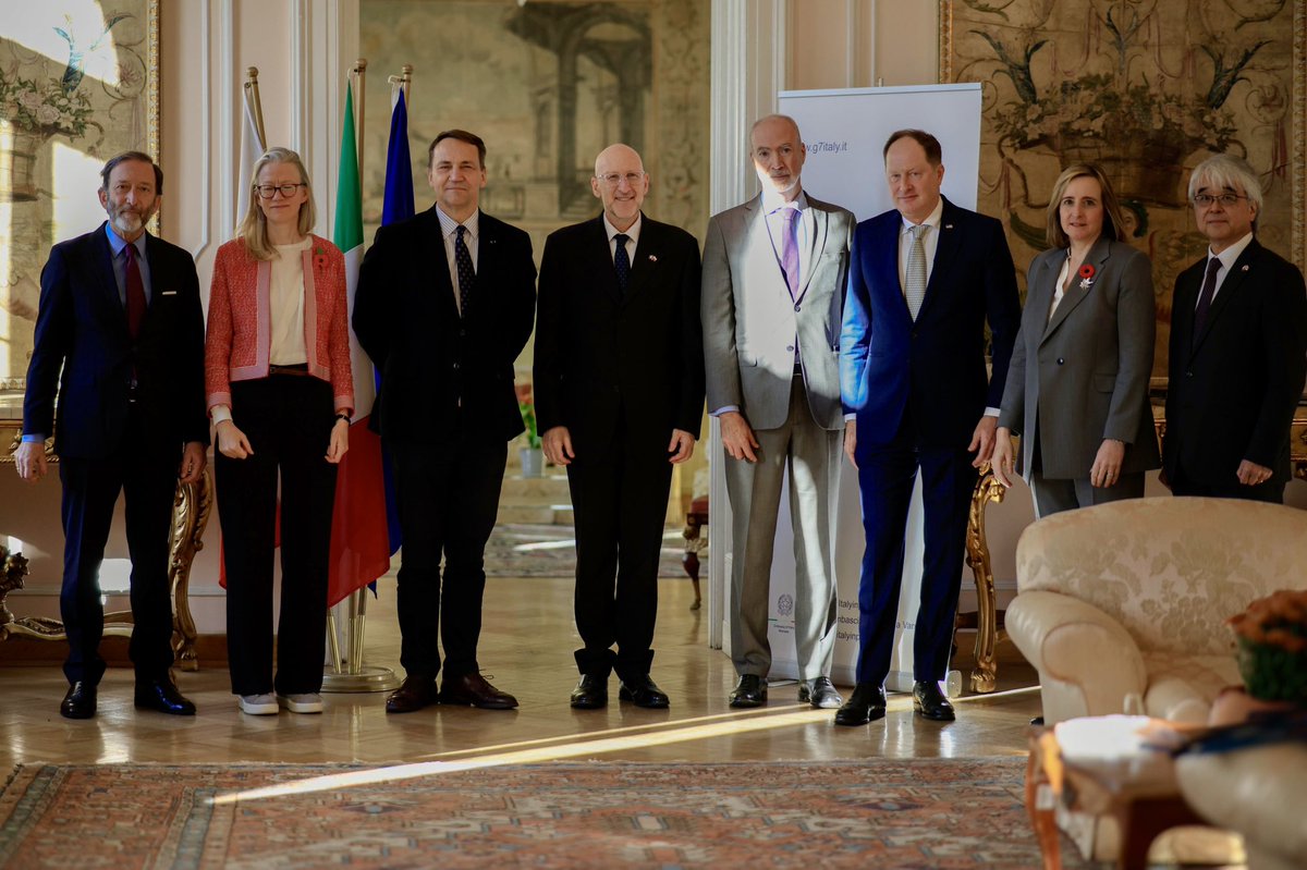 Doskonała rozmowa między ambasadorami państw G7 i <a href="/sikorskiradek/">Radosław Sikorski 🇵🇱🇪🇺</a> na temat wspólnego wsparcia dla Ukrainy w obronie przed rosyjską agresją, współpracy transatlantyckiej i obrony wspólnych wartości.