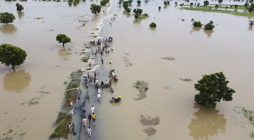 Este dato invisible de <a href="/SaveChildrenEs/">Save the Children Es</a> nos tiene que hacer acordar que el caos climático es global y que, sobre todo, golpea a quienes no lo han generado.

Hay unos 10 millones de niños de África sin escuela por las inundaciones de septiembre/octubre (Nigeria, Malí, Níger y RDC)