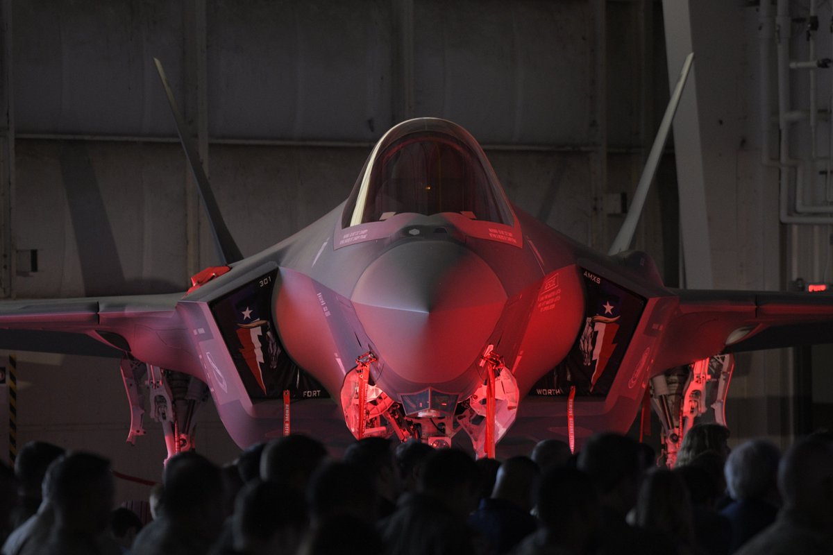 Historic day! The 301st FW welcomes their first F-35A Lightning II, marking a new era as the AF Reserve’s first stand-alone F-35 unit. Maj. Gen. Sabric: “The F-35 is crucial to our combat capabilities and the Great Power Competition. 10af.afrc.af.mil/News/Article-D…