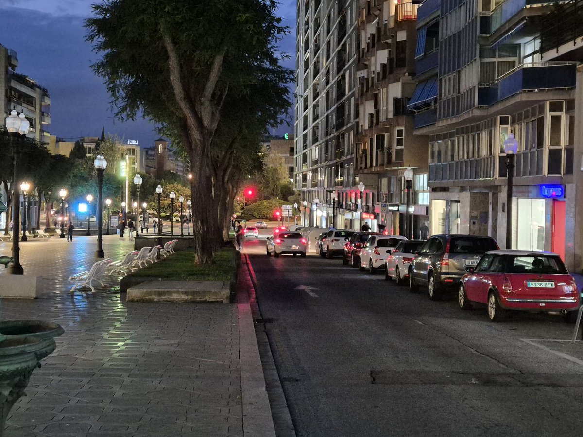 Bon vespre, <a href="/TGNAjuntament/">Ajuntament de Tarragona</a>. Molts trams de Lluís Companys, i Rambla Nova, des de plaça Imperial Tarraco fins al Balcó, o Pau Claris estan amb els fanals fora de servei. No trobo el telèfon del SECE. Podeu fer arribar l'avís valtros? Gràcies.