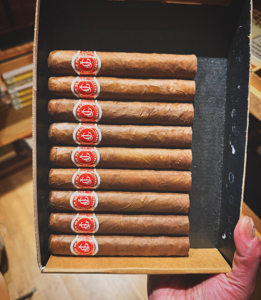 An excellent value stick which makes for a tremendous starting point for newcomers to the world of Cuban cigars, the La Flor De Cano Elegidos is a truly delectable medium strength robusto! 🤤

#hed #barevolution #cascnation