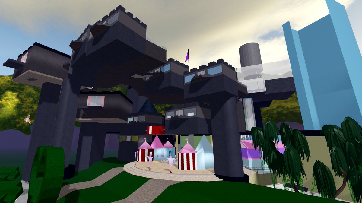 mattcrystal3's tweet photo. I'm sorry but I'll never stop playing campus 1, this IS royale high 😎 https://t.co/EcwWCpmXsZ