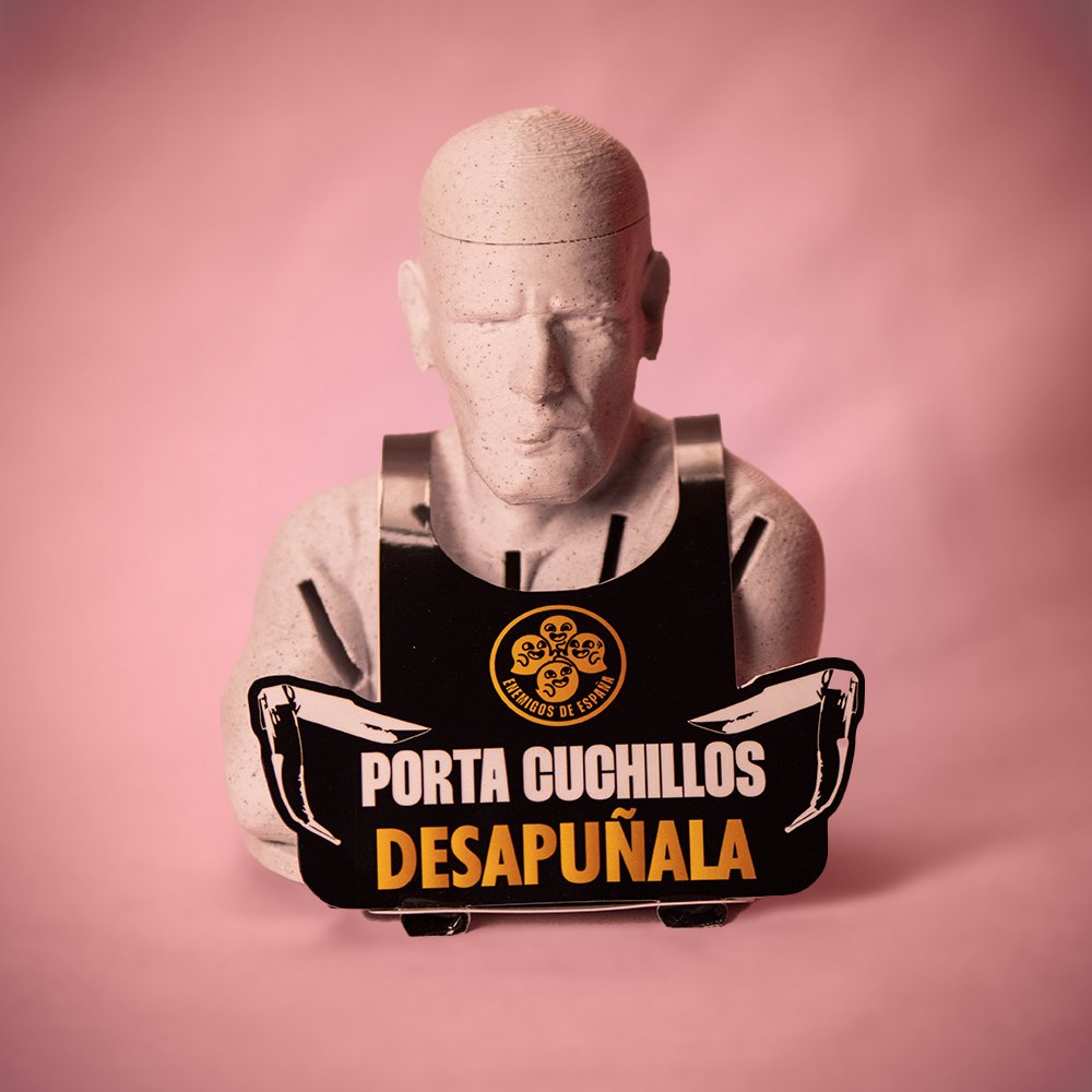 Buenas noticias mi gente, después de modificar algunas cosas para evitar confusiones ya está a la venta el Porta Cuchillos de Desapuñala!

Y para celebrarlo voy a SORTEAR dos, solo tenéis que darle RT a este tweet 😋