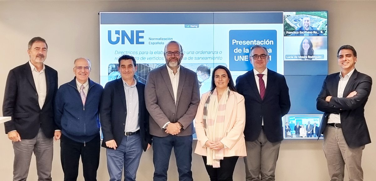 NormasUNE's tweet photo. 💧 La semana pasada tuvo lugar el #EncuentroUNE: "Nuevo estándar para la elaboración de una ordenanza o reglamento de vertidos al sistema de saneamiento", en el que se presentó la #NormaUNE 149401.
🌱 Esta Norma pretende ayudar en la definición del alcance y las motivaciones de este tipo de documentos, que promueven el tratamiento adecuado de las aguas residuales acorde con las políticas de #sostenibilidad y #economíacircular.
➕ https://t.co/oXC6tH7vPU
#UNEProgresoCompartido #MiembrosUNE #normalización #vertidos