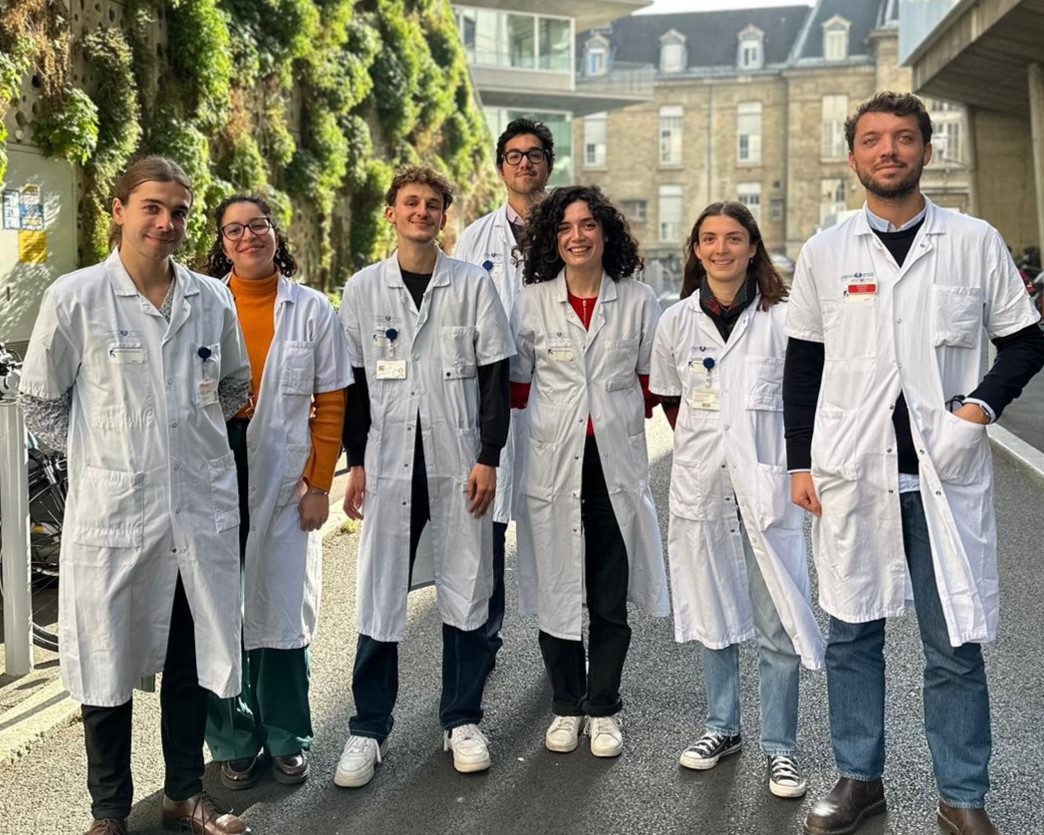Hôpital Saint-Antoine AP-HP (@hopsaintantoine) on Twitter photo 👋 Bienvenue à Dorian, Nadia, Alexandre, Lucas, Lila, Lucie et Clément ainsi qu'aux 178 internes intégrant aujourd'hui les services de l'hôpital pour leur nouveau semestre de stage. Nous leur souhaitons à toutes et tous une bonne rentrée. @hopitauxdeparis <a href="/FaculteSanteSU/">Faculté de Santé de Sorbonne Université</a> 👋 Bienvenue à Dorian, Nadia, Alexandre, Lucas, Lila, Lucie et Clément ainsi qu'aux 178 internes intégrant aujourd'hui les services de l'hôpital pour leur nouveau semestre de stage. Nous leur souhaitons à toutes et tous une bonne rentrée. @hopitauxdeparis <a href="/FaculteSanteSU/">Faculté de Santé de Sorbonne Université</a>