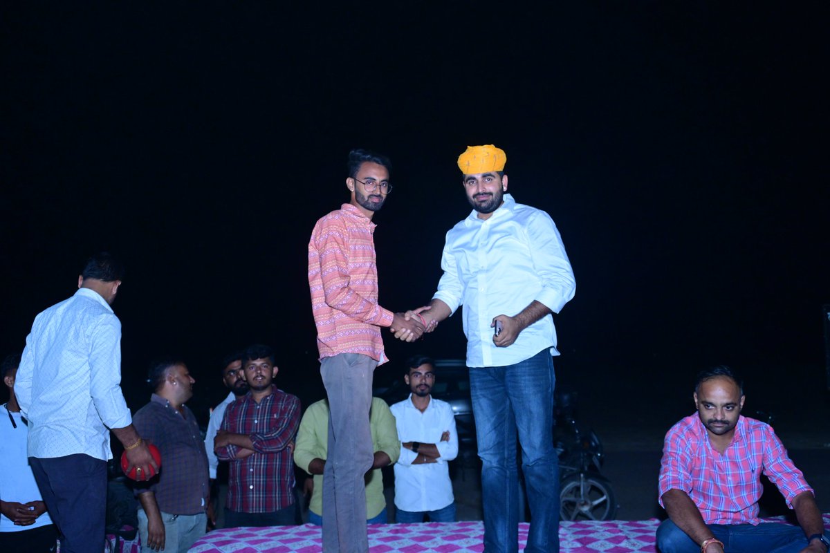 सच मे नेताओ का कोई भरोसा नही है...

जिस दीपक ने लोकसभा चुनावो मे ट्रक भर भर कर रवसा को कोसा था और रवसा के support मे हमने इसे कई बार रेला था और इसने ब्लॉक भी किया था हमे....

आज इस तस्वीर को देख कर मन उदास हो गया...

मुबारक हो रवसा आप बड़े नेता बन गए....

<a href="/RavindraBhati__/">Ravindra Singh Bhati</a>