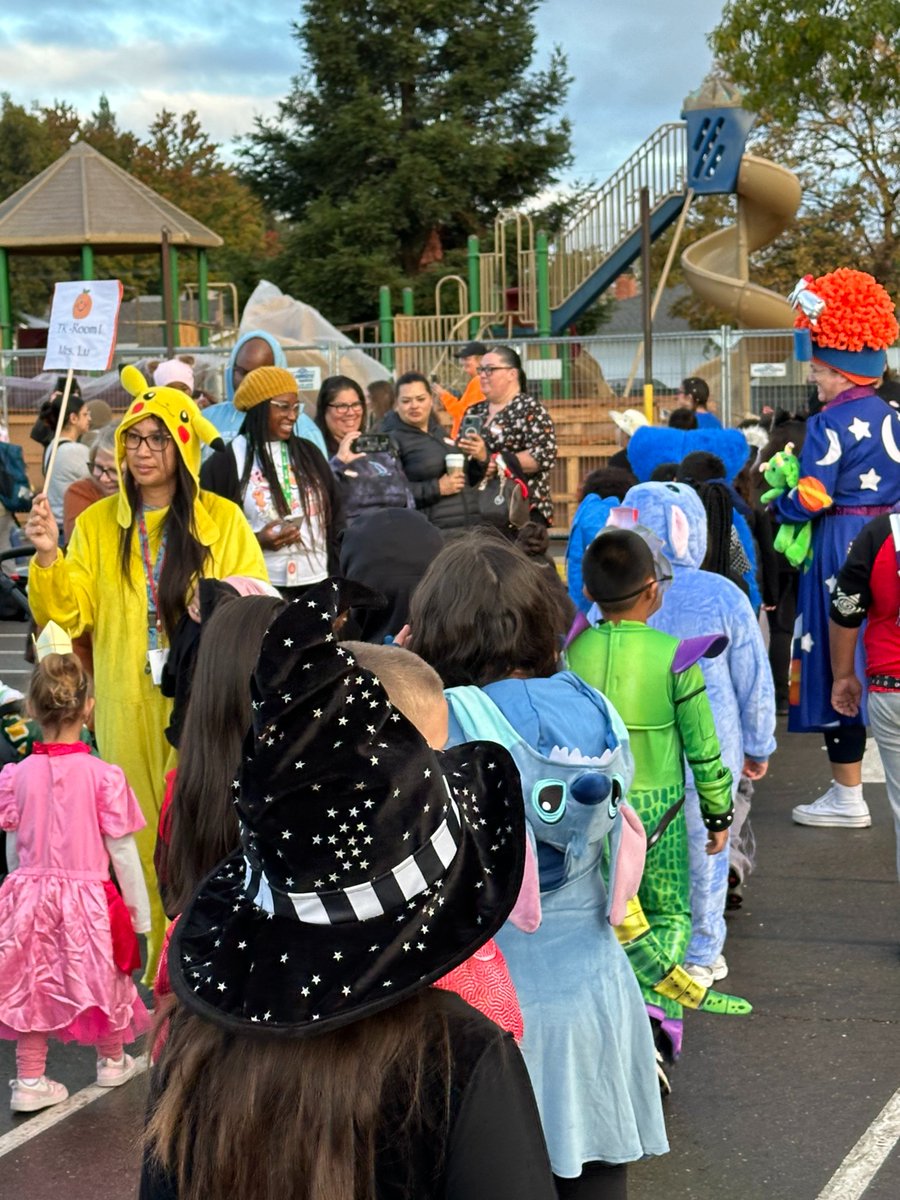 JRWStockton's tweet photo. We're looking forward to our first full week of November here at John R. Williams! Last Thursday, our students and staff showed their creativity and school spirit at the Costume Character Parade. There will be many more fun memories made in the weeks ahead! #CostumeParade https://t.co/Wt8ePPh6ID