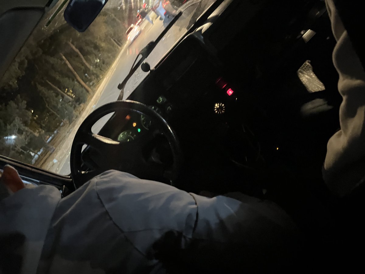 yolda maşınını vurmuş qaqaşla ünsiyyətdən 5 dəqiqə sonra oğlanlar:
- qaqa gəl otur soyuqdu hava