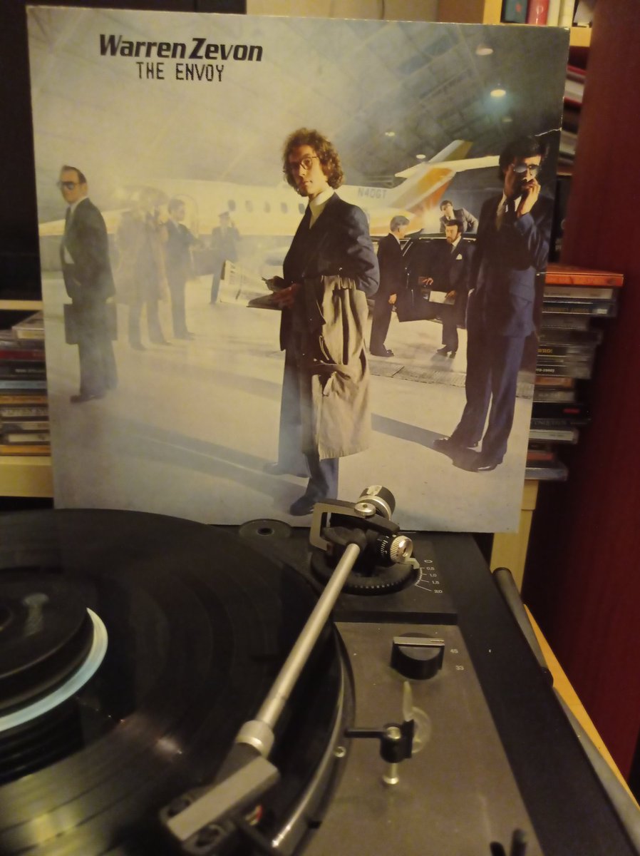 På min grammofon ikväll: Warren Zevon med plattan "The Envoy" från -82. 
En riktigt favorit 👍