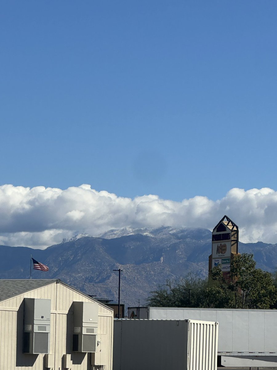 cory_kowitz's tweet photo. The white-capped Catalinas are back! ❄️

#snow #azsnow #tucson https://t.co/36AVLUnKYd