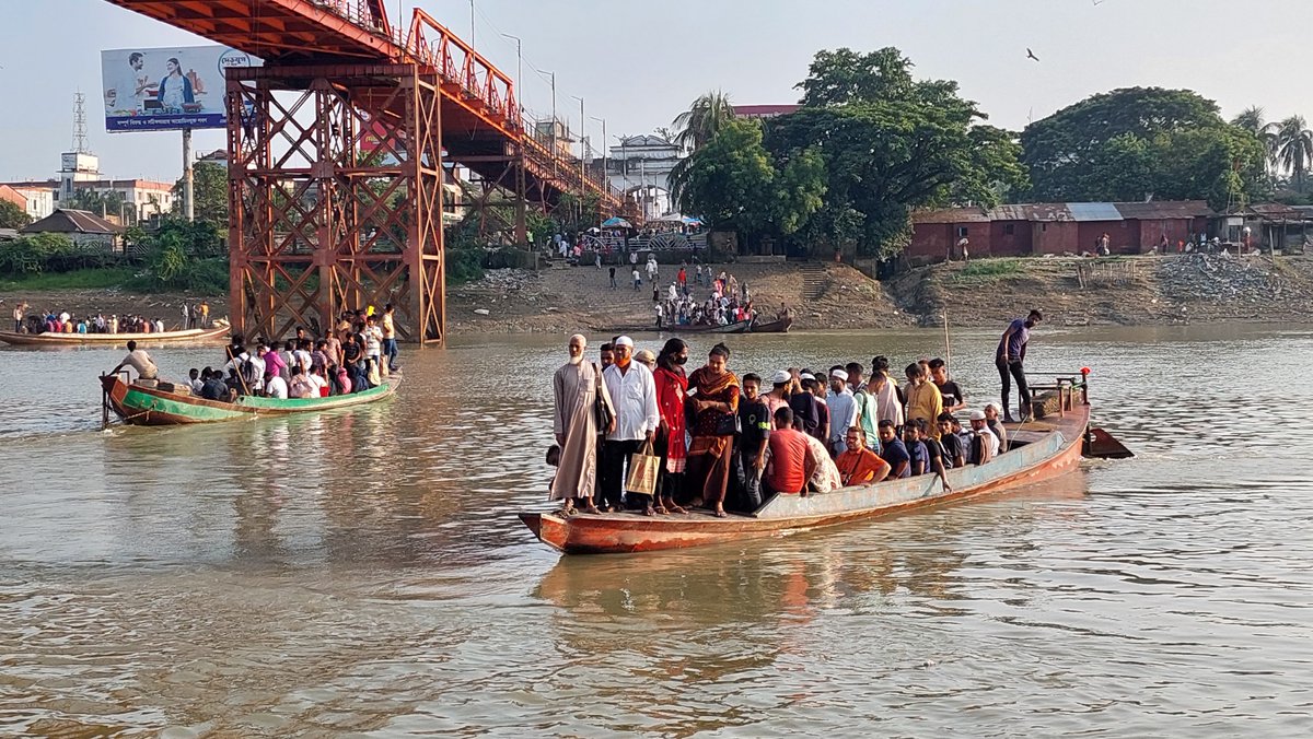 ObjektivCT's tweet photo. Bangladéš. Dháka má na 23 miliónů obyvatel a místní populace skokově narůstá. Řeka Buriganga si vysloužila titul nejvíce znečištěného veletoku světa. Mnoho obyvatel města žije ve slamech. A s přibývajícími lidmi se z většiny přeplněné Dháky vlastně pomalu stává obří slum. https://t.co/BOHRl0qz2C