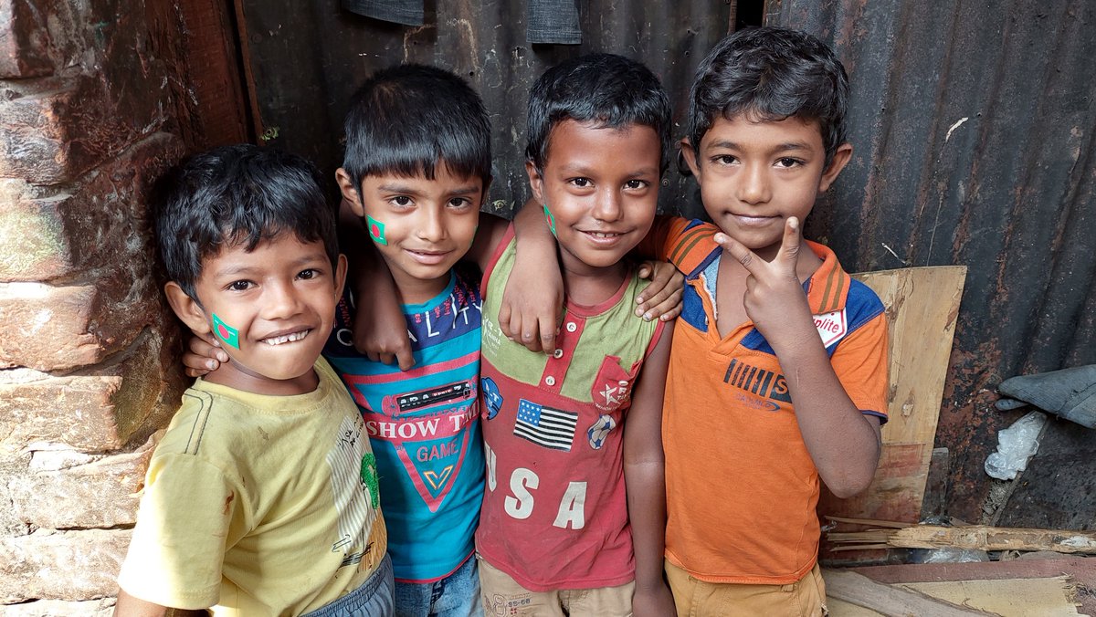 ObjektivCT's tweet photo. Bangladéš. Dháka má na 23 miliónů obyvatel a místní populace skokově narůstá. Řeka Buriganga si vysloužila titul nejvíce znečištěného veletoku světa. Mnoho obyvatel města žije ve slamech. A s přibývajícími lidmi se z většiny přeplněné Dháky vlastně pomalu stává obří slum. https://t.co/BOHRl0qz2C