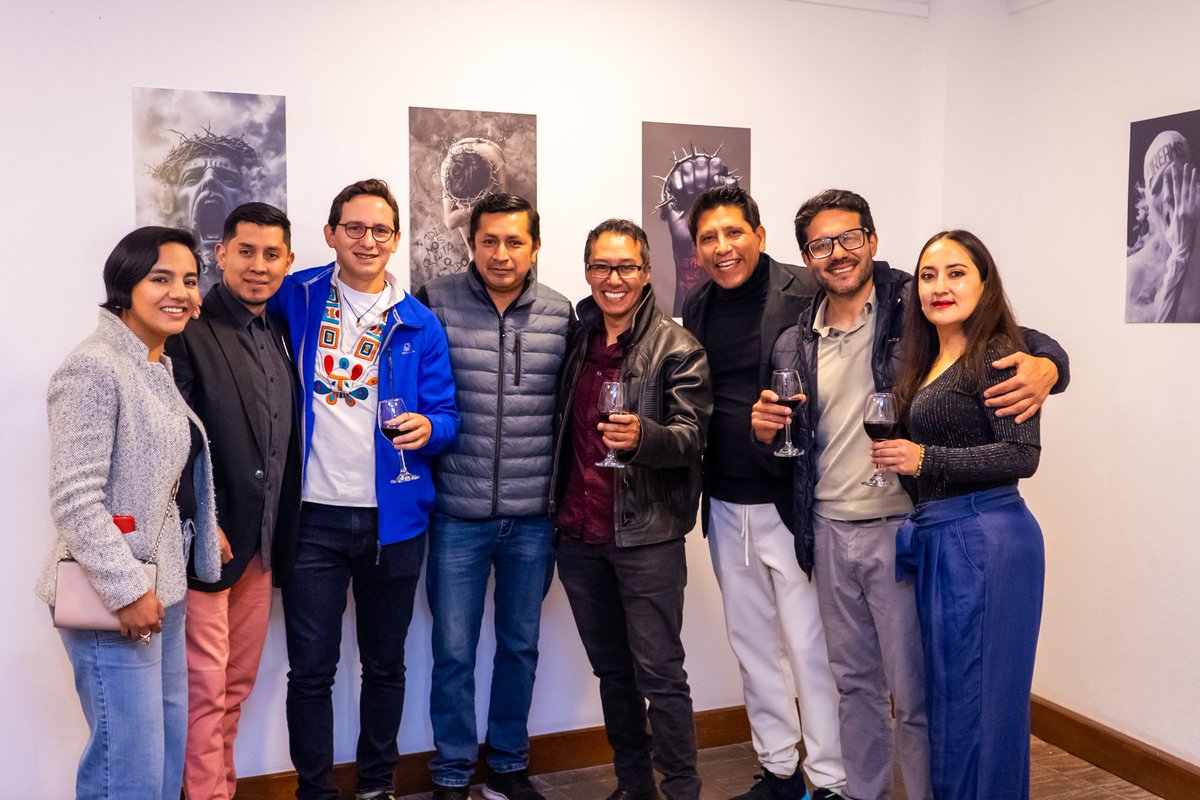 jalvarezdesign's tweet photo. Cómo no pasar unas fiestas de mi Cuenquita tan espectaculares, con gente, amigos y familia que visitan la expo I.NMERSIÓN A.LTERNA / Plazoleta Cruz del Vado.

No se la pierdan, permanecerá abierta hasta enero 2025.

Gracias: @CulturaCUE
#zdesignestudiocreativo #fiestasdecuenca https://t.co/6pXTAaoOCQ