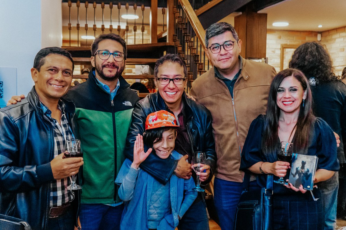 jalvarezdesign's tweet photo. Cómo no pasar unas fiestas de mi Cuenquita tan espectaculares, con gente, amigos y familia que visitan la expo I.NMERSIÓN A.LTERNA / Plazoleta Cruz del Vado.

No se la pierdan, permanecerá abierta hasta enero 2025.

Gracias: @CulturaCUE
#zdesignestudiocreativo #fiestasdecuenca https://t.co/6pXTAaoOCQ