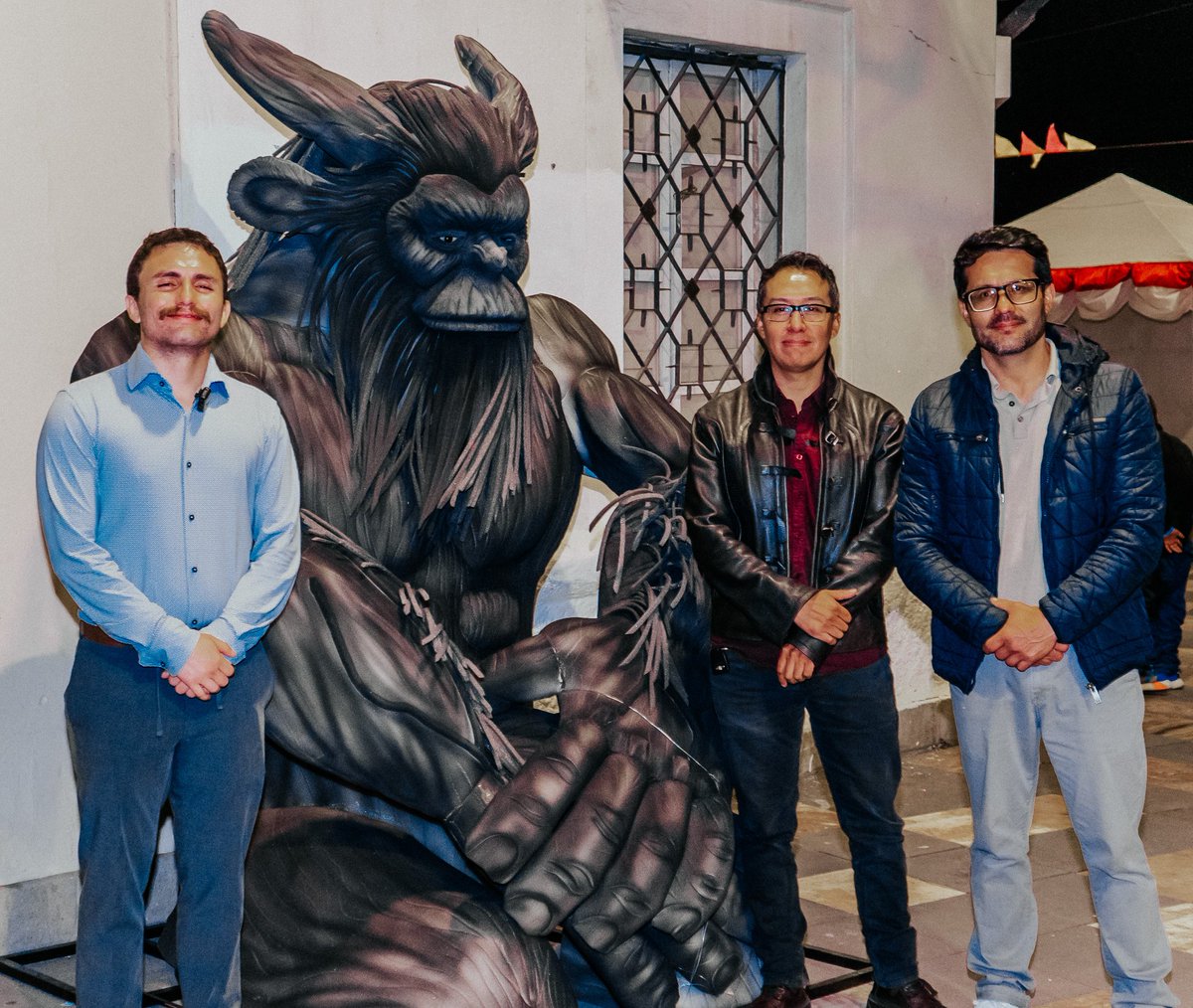 Cómo no pasar unas fiestas de mi Cuenquita tan espectaculares, con gente, amigos y familia que visitan la expo I.NMERSIÓN A.LTERNA / Plazoleta Cruz del Vado.

No se la pierdan, permanecerá abierta hasta enero 2025.

Gracias: <a href="/CulturaCUE/">Dirección de Cultura de Cuenca</a>
#zdesignestudiocreativo #fiestasdecuenca