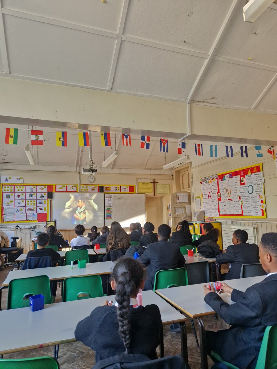 TMCSPurley's tweet photo. Lots of KS3 students enjoyed some snacks and the sang along to the film Encanto set in Colombia. We watched the films with Spanish subtitles and afterwards watched the Spanish version of the famous songs. 🙂🙂
#MFL #TMCS #Purley https://t.co/BtQdju06dA