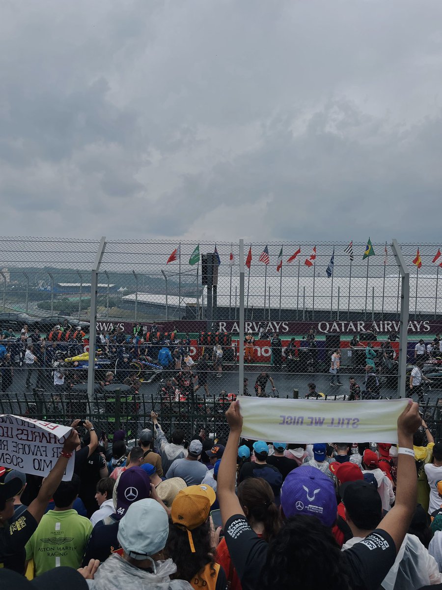 cainamilech's tweet photo. se fosse só ir em uma corrida de f1 pela primeira vez eu já ficaria MTO feliz, mas ver MEU MAIOR ÍDOLO DE PERTO e ainda presenciar uma homenagem ao Senna do jeito que foi, eu to completamente realizado, que sonho q eu vivi esse fim de semana em Interlagos. OBRIGADO LEWIS HAMILTON https://t.co/dgKdML5Zd1