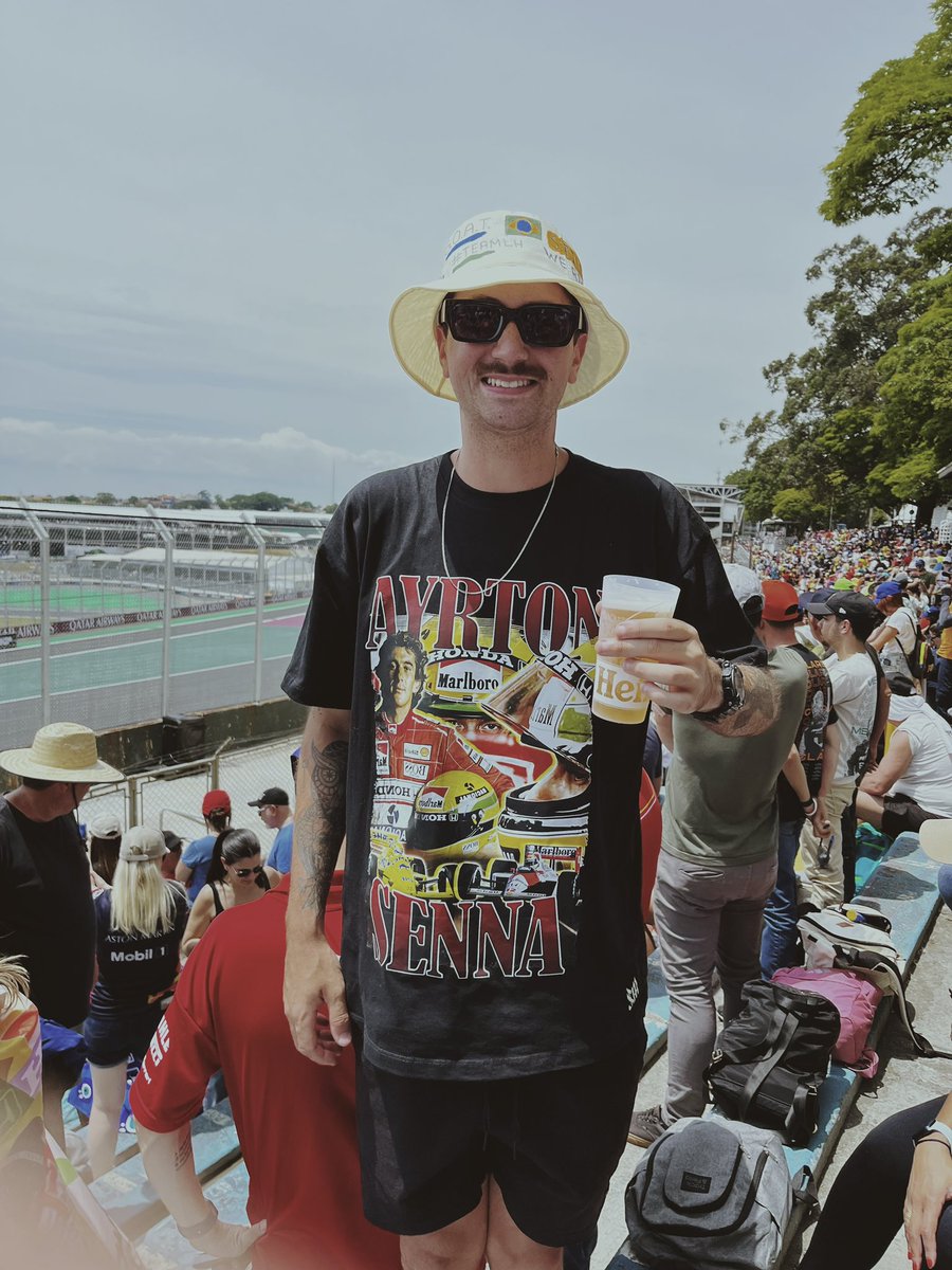 cainamilech's tweet photo. se fosse só ir em uma corrida de f1 pela primeira vez eu já ficaria MTO feliz, mas ver MEU MAIOR ÍDOLO DE PERTO e ainda presenciar uma homenagem ao Senna do jeito que foi, eu to completamente realizado, que sonho q eu vivi esse fim de semana em Interlagos. OBRIGADO LEWIS HAMILTON https://t.co/dgKdML5Zd1