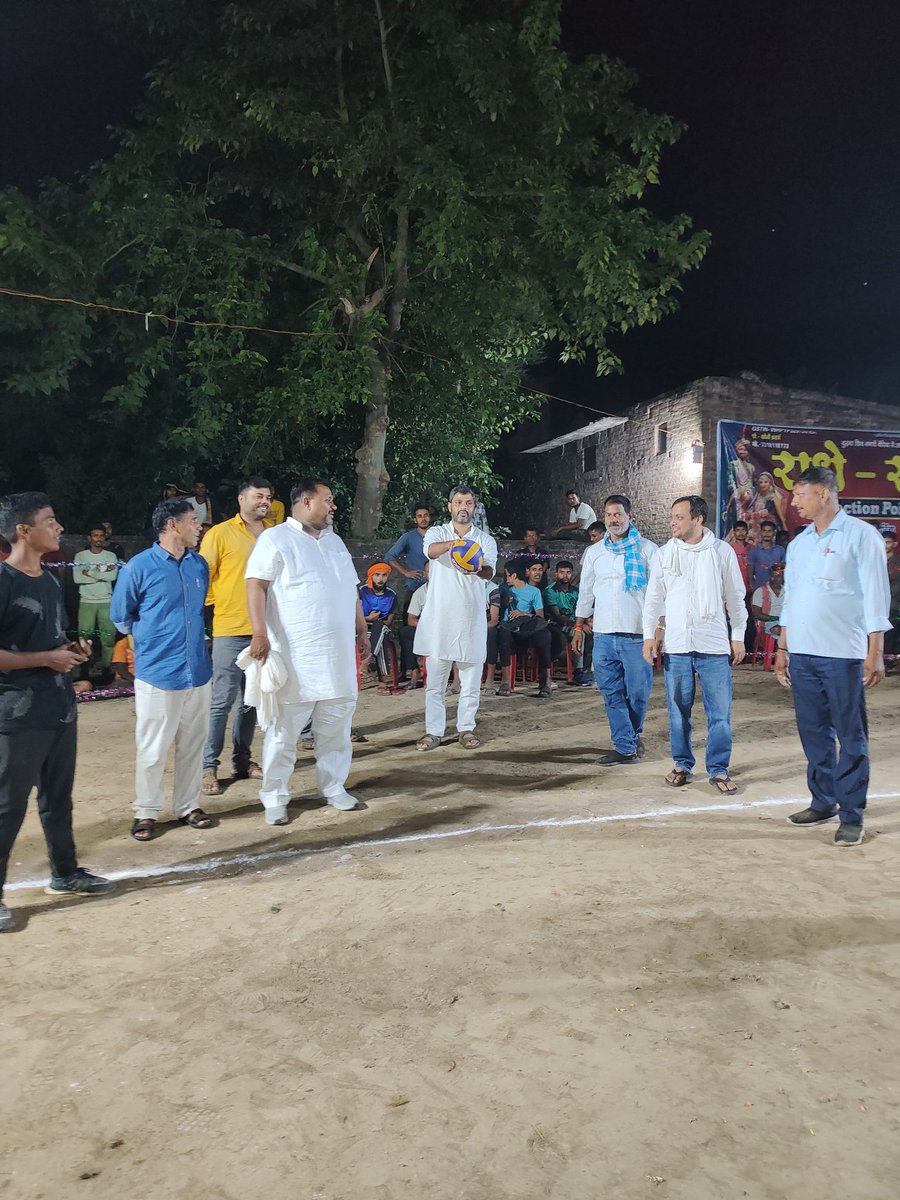 prashan53493804's tweet photo. आज कार्यक्रम दौरान @7max70956 @abhishek30791 @CMOfficeUP @CMOfficeUP @kpmaurya1 @yadavakhilesh @News18India @DyCMofficeBP https://t.co/qX245McYpd