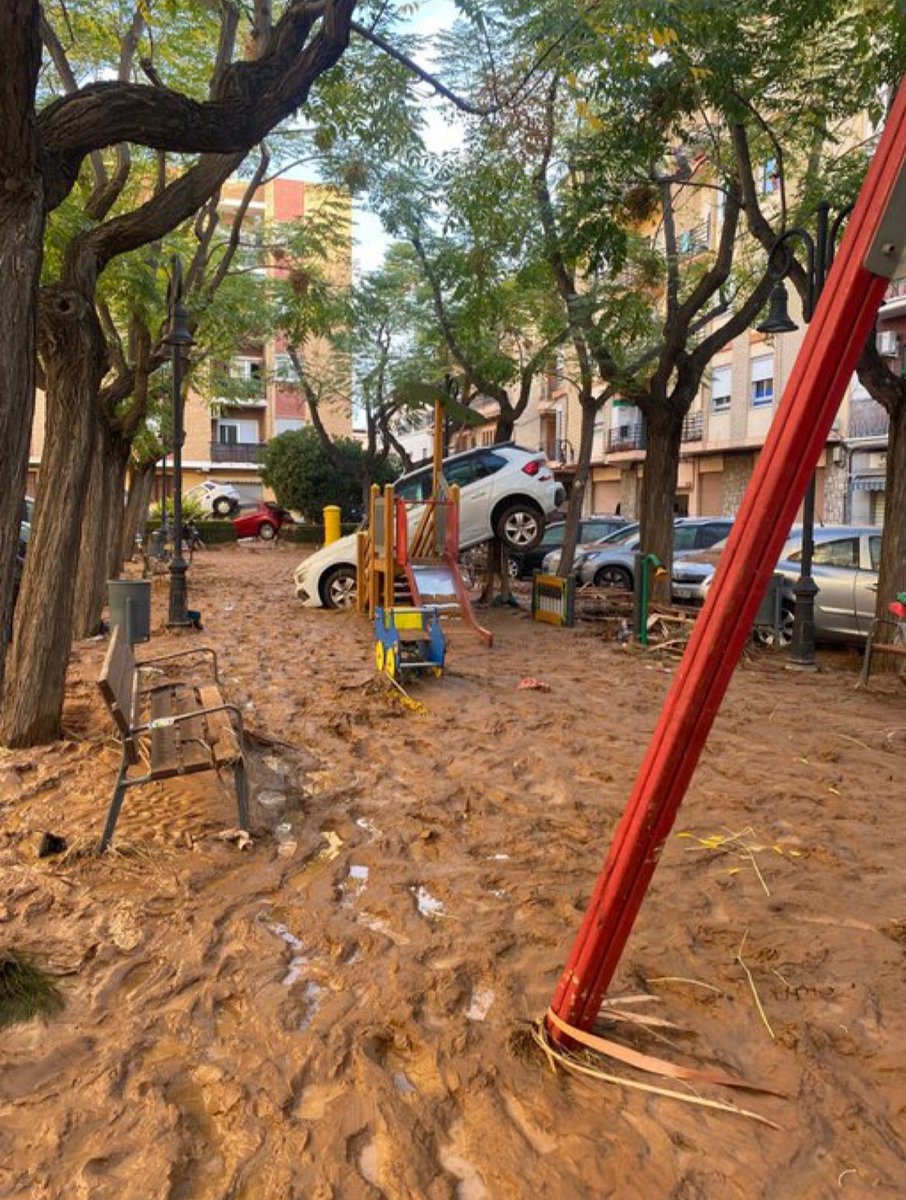 si podeis difundir q HACE FALTA q llegue ayuda a ALACÚAS y ALDAIA, tengo una amiga ahí y NO estan llegando voluntarios, estan SOLOS los del mismo pueblo 

si teneis pensado ir a ayudar, porfavor id a alguno de los pueblos a los que no están llegando voluntarios

muchas gracias💓