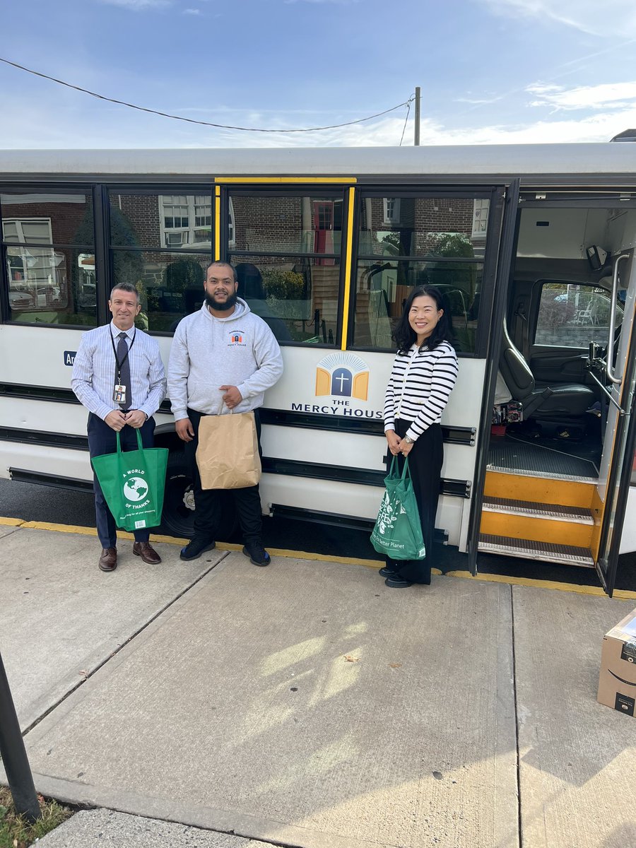 School4Penguins's tweet photo. Great job by the students of the S4 SADD Committee on our annual food drive donation to The Mercy House! https://t.co/BfJYaduMtG