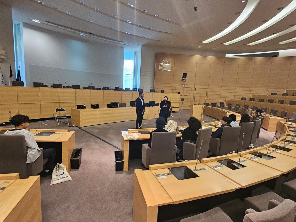 Jacso_asso's tweet photo. 📸 Visite du Conseil régional 

Nos jeunes ont visité, la semaine dernière, le siège du Conseil régional de notre @hautsdefrance à Lille. 

Ce fut l’occasion pour eux de découvrir le rôle et les compétences de cette collectivité territoriale, dans notre quotidien. https://t.co/gJIwL8efoP