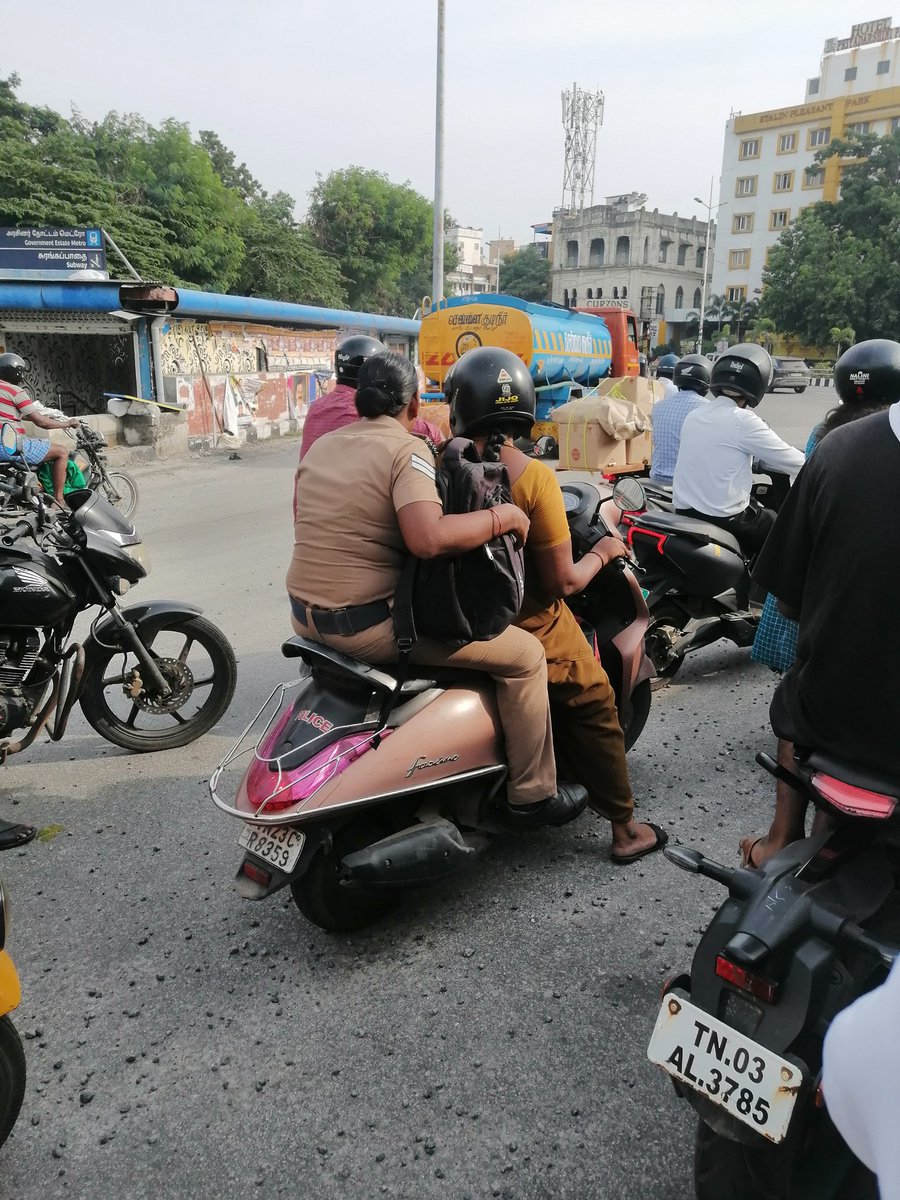 smohdfarook's tweet photo. This post I'll posted 3rd time, till now not yet take action, already 12 days gone The  police officer  without helmet drive  @ Anna Salai GOVERNMENT OMANDHUR HOSPITAL SIGNAL
DATE 23 0ct 2024
TIME
15:27
VECHILE DETAILS 
TN 23 CR 8359 https://t.co/EsB7I8qlCd