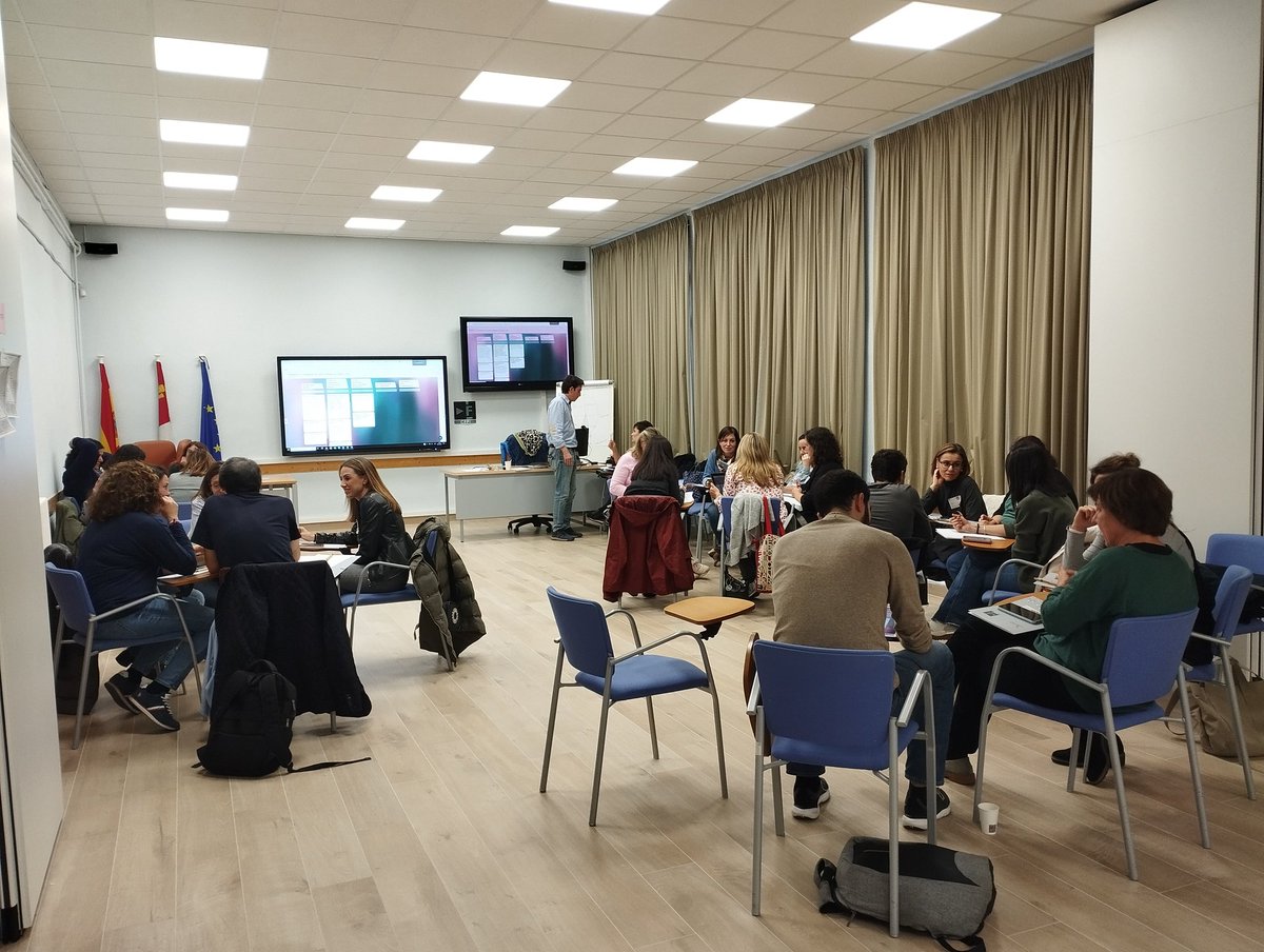 CFPIdiomas's tweet photo. Sesión de tarde. Curso COORDINACIÓN DE CENTROS BILINGÜES PRIMARIA @educacyl 
Contexto, necesidades y retos de coordinadores y de equipos bilingües.

Sensación de que estamos haciendo todo lo posible por la educación bilingüe de nuestro alumnado 🏆

#bilingüesCyL #formaciónCyL https://t.co/uYVu3GyVXa