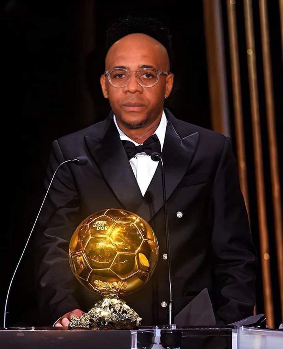 SamaelleBlaise's tweet photo. @central_sage Rodri a finalement décidé de remettre le ballon d'or, au lieu de le donner à Vinicius, c'est Balthazar qui s'en empare.🤣 https://t.co/CP3hroQXE8