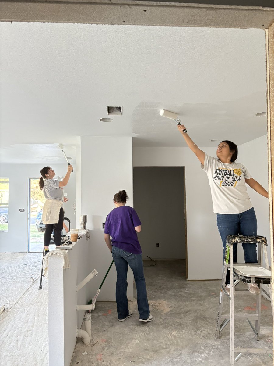 tarleton_serves's tweet photo. SERVICE EVENT RECAP!!! We had the honor of volunteering for Habitat for Humanity right here in Stephenville and it was a blast!! Thank you to those who came out to help with this project! 💜 https://t.co/oHqJbwbH2Y